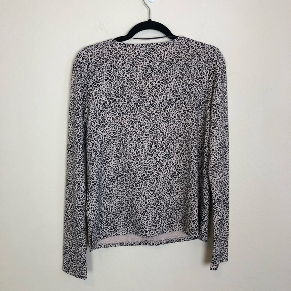 New Sanctuary V-neck Cozy Pocket Sleeve Top in Mini Leopard - Picture 8 of 11